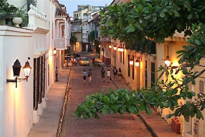 Arranca en Cartagena de Indias (en la foto), continúa en Barranquilla, atraviesa las orillas de la Ciénaga Grande, recala en la ciudad de Ciénaga y se adentra en la zona bananera para llegar a Aracataca; y después a Santa Marta, La Guajira y finalmente Valledupar, lugar importante en la invención de Macondo. La web de Turismo de Colombia refleja parte de la guía Las rutas de García Márquez (publicada en 2009 por la Editorial de la Universidad Tecnológica de Bolívar). También hay empresas que organizan recorridos guiados.