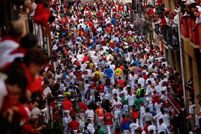 Los corredores llegan al tramo de Telefónica junto a los morlacos de la ganadería de Dolores Aguirre.