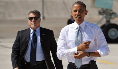 Obama llega al aeropuerto de Las Vegas para preparar el debate electoral.