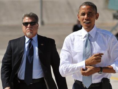 Obama llega al aeropuerto de Las Vegas para preparar el debate electoral.