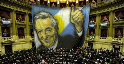 Simpatizantes del Gobierno sacan una pancarta con la cara de Nestor Kirchner.