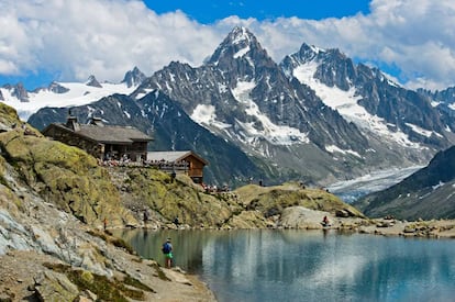 Refugio de montaña en el lago Blanc, en la reserva natural de las Agujas Rojas, en Chamonix. (Francia)