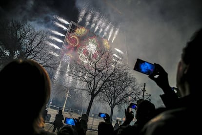 Un momento de la mascletà vertical de la 'Nit de l'Espoli'.