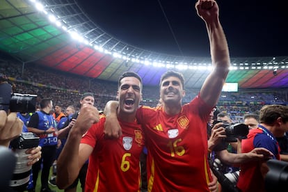 Mikel Merino y Rodri celebran la Eurocopa, cuarta para España. 
