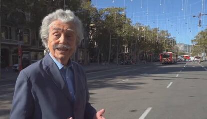 Lluís Permanyer al passeig de Gràcia, durant el documental.