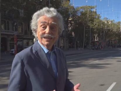 Lluís Permanyer al passeig de Gràcia, durant el documental.