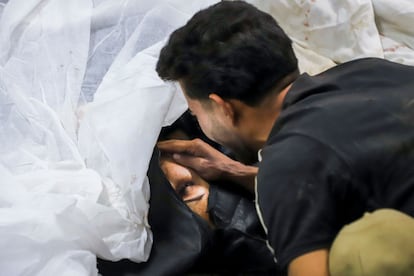 Un hombre acaricia a un ser querido asesinado durante el atentado de Kermán, este miércoles en Irán.