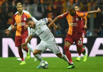 Hazard y Mariano disputan el balón. 