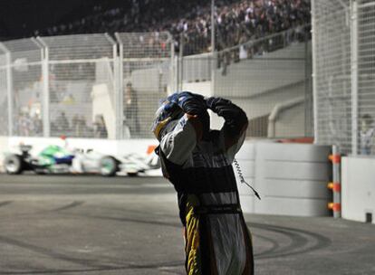 Fernando Alonso se lamenta por la avería que sufrió su R28 en el circuito de Singapur.