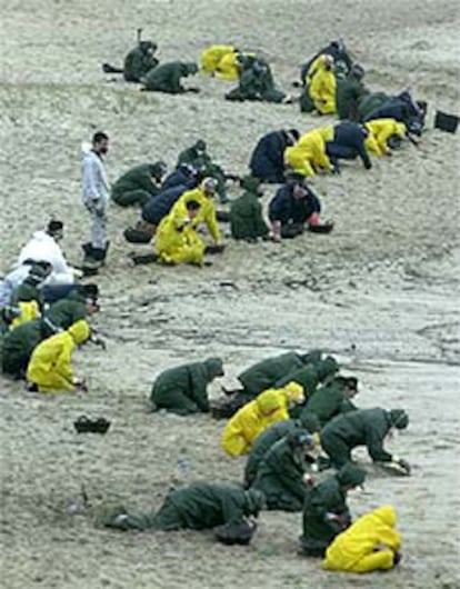 Grupos de militares limpian la playa de Ancoradoiro, en Muros (A Coruña).