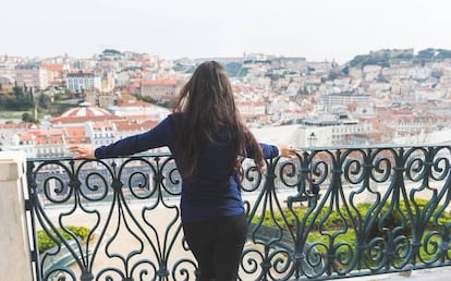 Una mujer en un mirador en Lisboa.