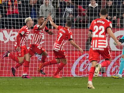 Los jugadores del Girona celebran el gol de Herrera ante la desolación de Bono.