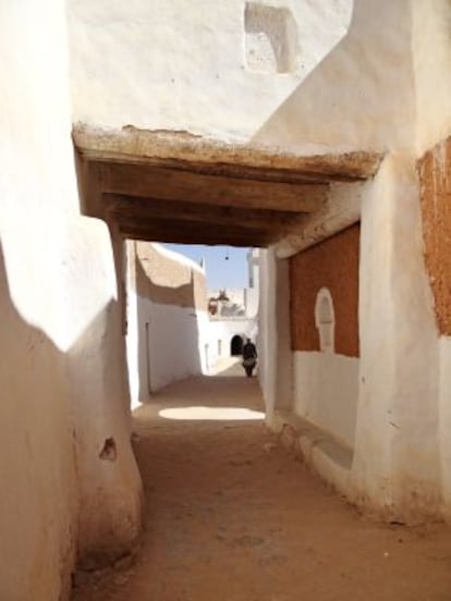 Una calle del laberíntico centro de la ciudad de Gadamés.