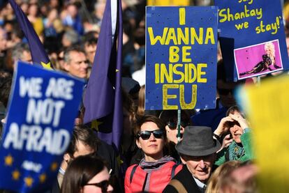 Carteles contra el 'Brexit' en una manifestación frente al Parlamento en Londres.