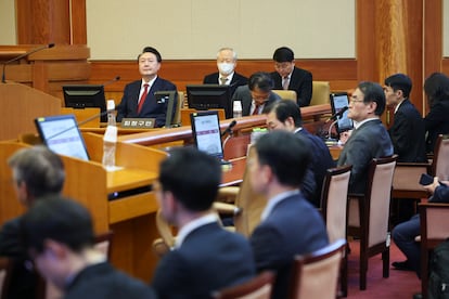 Yoon Suk-yeol, al fondo, durante la audiencia.