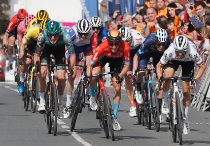 Pello Bilbao en pleno sprint ante Julian Julian Alaphilippe en la tercera etapa de la Itzulia-Vuelta al País Vasco