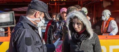 Una inmigrante embarazada desembarca del buque de salvamento marítimo en Cartagena.