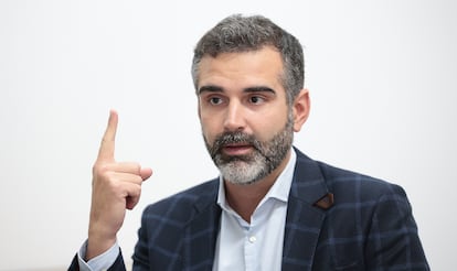 Ramón Fernández-Pacheco, durante la entrevista en el Parlamento andaluz. 