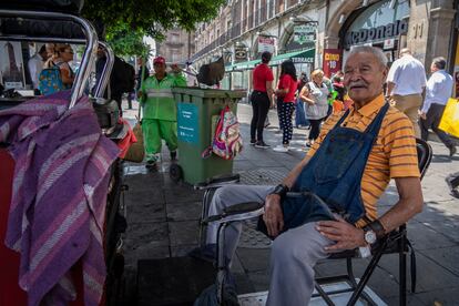 José Luis Hernández, limpiabotas de 88 años, en el Centro de la Ciudad de México durante la crisis del coronavirus.
