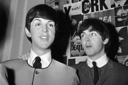 Paul McCartney en versión vulcaniana. La cara de susto del ex beatle dice mucho de lo que opina de su estatua.
