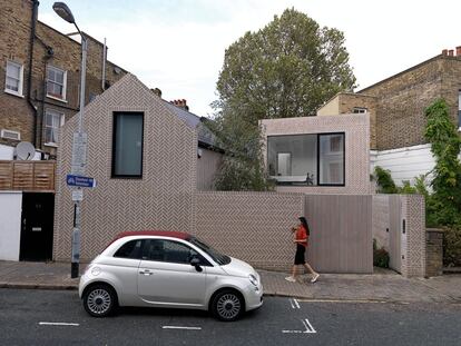 No tan extraña en el barrio. Además de su casa y su tarjeta de presentación como arquitectos, Chan y Eayrs han hecho del diseño de esta vivienda su primera experiencia de trabajo y los cimientos de su profesión. Hoy se dedican a adquirir almacenes destrozados al este de Londres. Los restauran a su gusto y los vuelven a vender reparados y saneados.