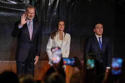 El rey Felipe y la reina Letizia, acompa?ados por el ministro de Asuntos Exteriores, Jos Manuel Albares (derecha) durante un encuentro con la colectividad espa?ola, este martes.