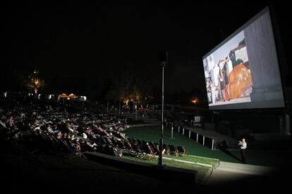 Open Air abrió sus puertas a una noche de cine, con motivo del estreno de la cinta española, <i>El diario de Carlota</i>. Los espectadores esperaban, al aire libre, en sus cómodas hamacas y disfrutando de bebidas frías, mientras cientos de adolescentes aprovechaban el <i>photocall</i> para inmortalizar a sus ídolos  (Reportaje de CAROLINA GARCÍA).