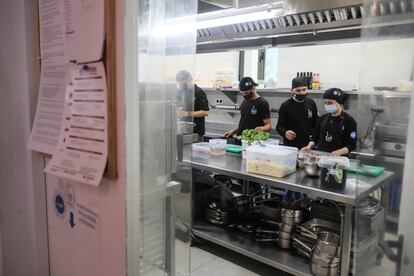 Jóvenes en vulnerabilidad social desarrollando aprendizaje en cocina y sala en el centro Espacio Abierto en La Quinta de los Molinos.