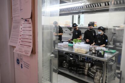 Jóvenes en vulnerabilidad social desarrollando aprendizaje en cocina y sala en el centro  Espacio Abierto en La Quinta de los Molinos.