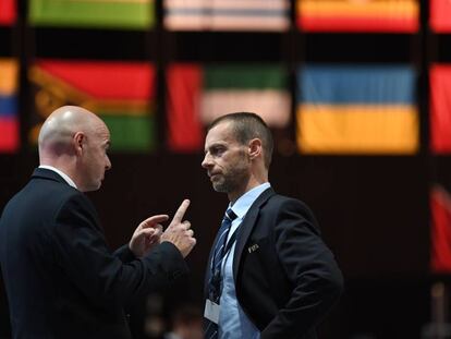 Infantino y Ceferin en un congreso de la FIFA.