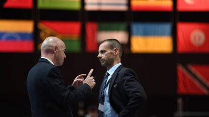 Infantino y Ceferin en un congreso de la FIFA.