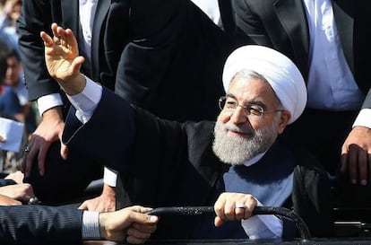 El presidente iran&iacute;, Hassan Rohani, saluda a sus seguidores en la ciudad de Malard, el pasado martes.