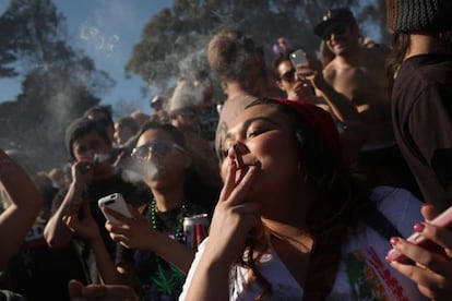 Jóvenes fuman marihuana en San Francisco.