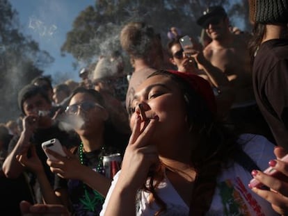 Jóvenes fuman marihuana en San Francisco.