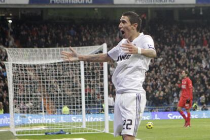 Di María festeja el tanto que supuso la victoria del Madrid ante la desolación de Escudé y Palop.