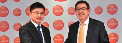 Xiao Ming, presidente de ZTE para Europa, y Alberto Garc&iacute;a Erauzkin, presidente de Euskaltel, ayer tras la firma del acuerdo.