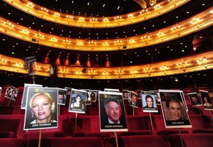 Carteles con las caras de los asistentes a los próximos BAFTA 2011, en uno de los ensayos de la ceremonia.