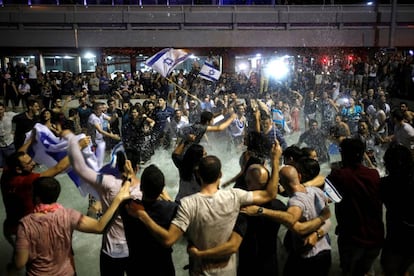 Israelíes celebran el triunfo en Eurovisión en la plaza Rabin de Tel Aviv.