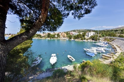 Enclave costero a 10 kilómetros de Sibenik, en Croacia, es famoso por sus pequeñas playas de arena y guijarros, y por sus aguas cristalinas. Su largo paseo marítimo, paralelo al mar, permite disfrutar de unas maravillosas puestas de sol. Zaboric, como otros destinos turísticos de la costa dálmata, trufa sus veranos de fiestas llenas de deporte (voleiplaya, tenis, pesca, ciclismo), y de mucha actividad nocturna. En la vecina Primosten funcionan algunas de las discotecas más populares del Adriático.