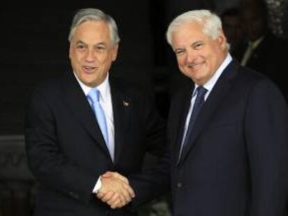 El presidente panameño, Ricardo Martinelli (d), estrecha la mano de su homólogo de Chile, Sebastián Piñera (i), hoy, miércoles 5 de junio de 2013, en Ciudad de Panamá (Panamá). Piñera se encuentra en una visita oficial para estrechar las relaciones políticas y comerciales entre ambos países.