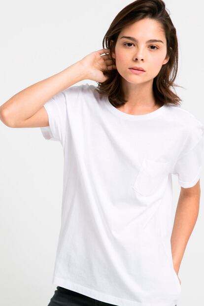  

	24. Camiseta blanca de algodón 
	

	Un básico por definición. Es difícil dar con el modelo perfecto. Nosotras nos quedamos con esta de Mango que cuesta 9,99 euros.