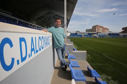 El periodista de la cadena SER Ismael Mayor, este viernes en el terreno de juego del estadio El Collao, en Alcoy.