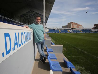 El periodista de la cadena SER Ismael Mayor, este viernes en el terreno de juego del estadio El Collao, en Alcoy.