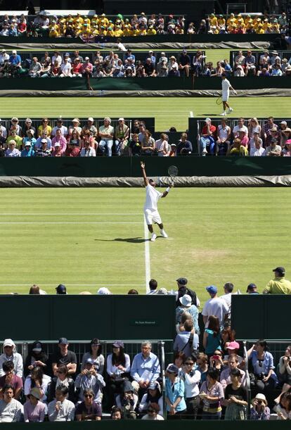  Donald Young, de los Estados Unidos juega frente a su compatriota  Michael Russell durante la primera ronda de dobles.