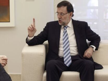 Artur Mas, presidente de la Generalitat de Catalu&ntilde;a (izquierda) conversando con el presidente del Gobierno, Mariano Rajoy en el Palacio de la Moncloa.