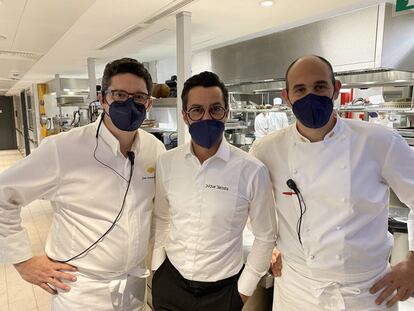 Juan Antonio Medina y Francisco Javier Muñoz junto con Quique Dacosta en las cocinas del Mandarin Oriental Ritz Madrid J.C. CAPEL