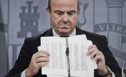 El ministro de Economía, Luis de Guindos, durante la rueda de prensa tras el Consejo de Ministros.