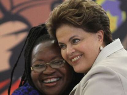 Rousseff y Creuza Maria Oliveira, l&iacute;der de la Federaci&oacute;n de Trabajadoras Dom&eacute;sticas.