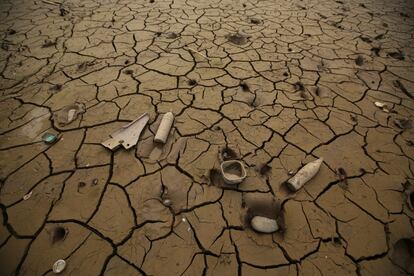 Botellas y envases sobre el barro causado por el desbordamiento de ríos y riberas, en Carapongo Huachipa, Lima.