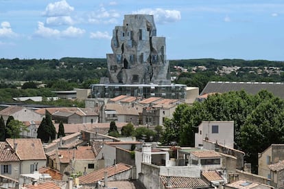 La ciudad provenzal de Arlés inspiró en su momento a artistas como Picasso y Van Gogh. Ahora ha inspirado al arquitecto Frank Gehry y la coleccionista suiza Maja Hoffmann a crear “un faro del Mediterráneo”.